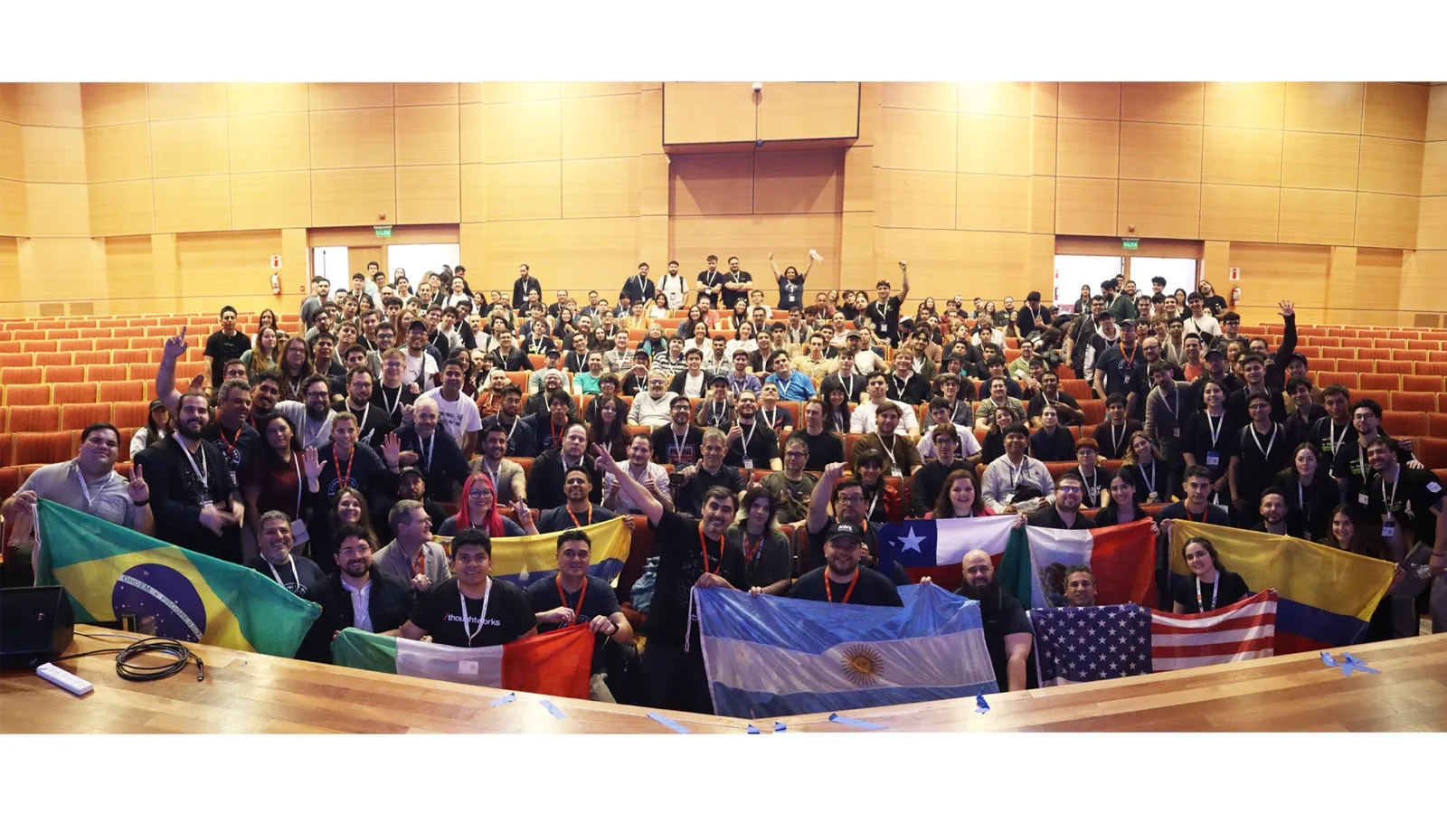 AWS Community Day 2025 - Foto grupal